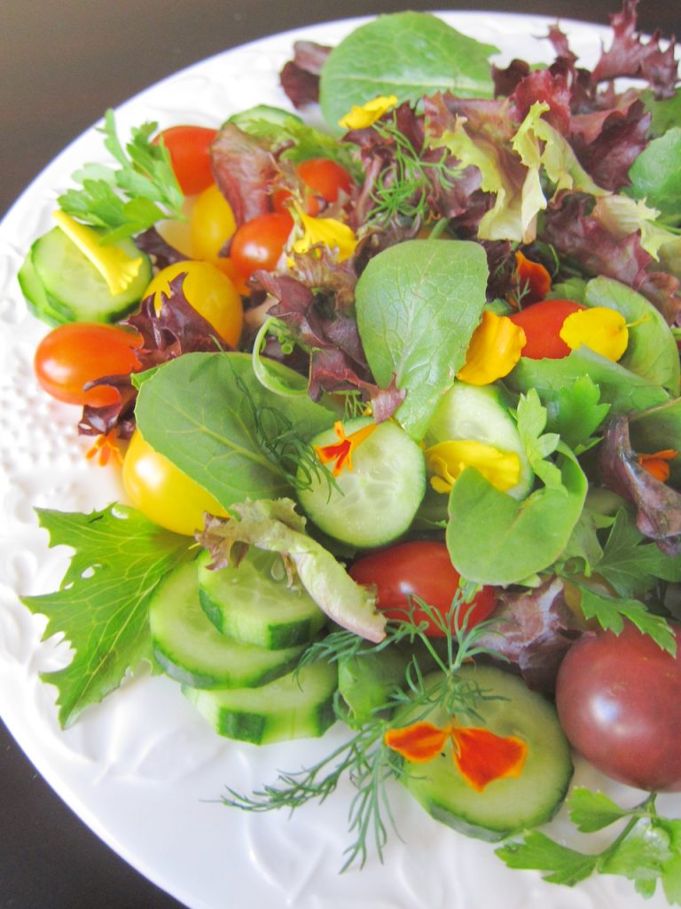 salad with edible flowers