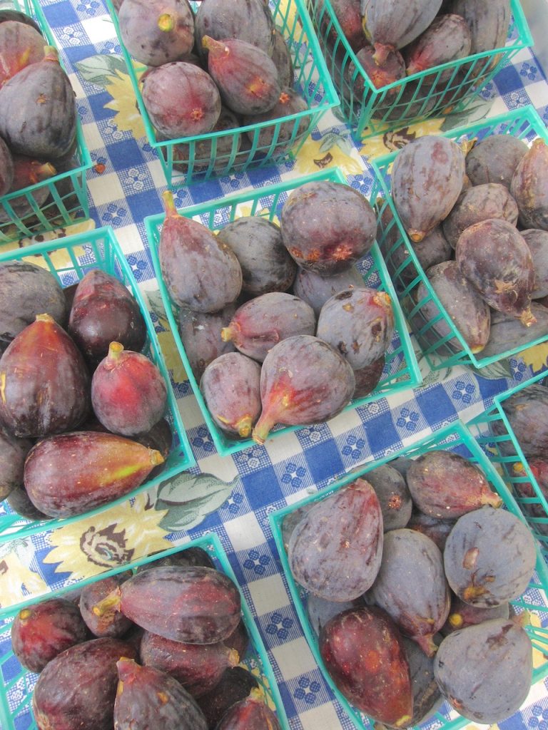 figs at farmers market