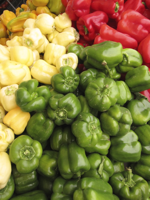 green peppers at farmers market