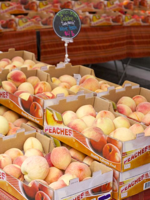 peaches at farmers market
