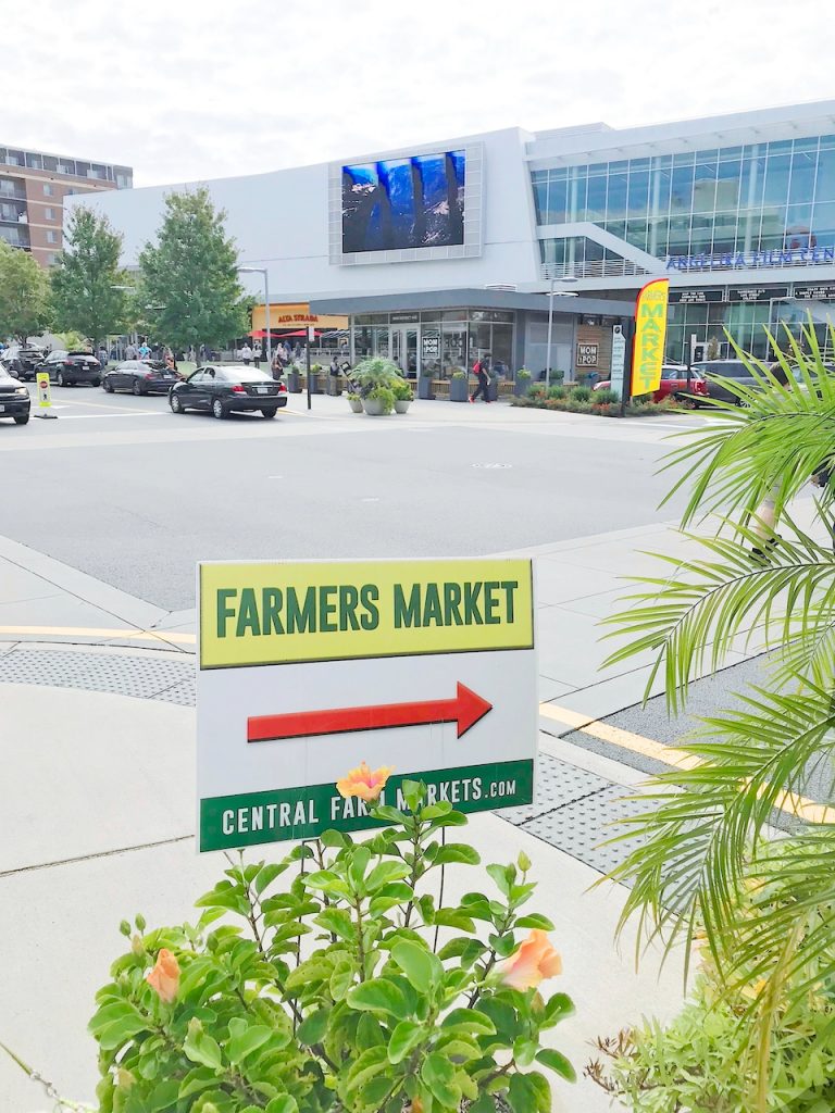 sign to farmers market