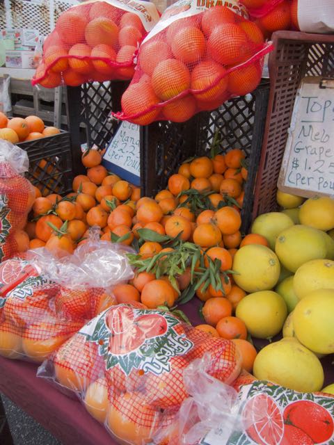 mandarin oranges at the farmers market