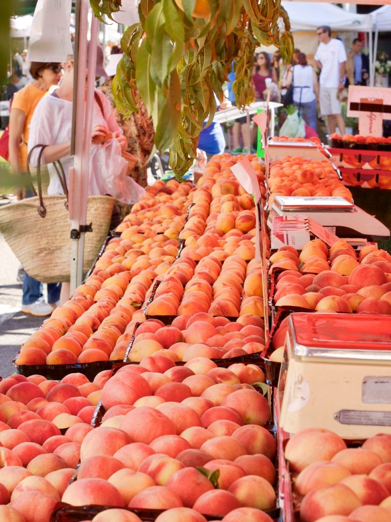 peaches at the farmer's market