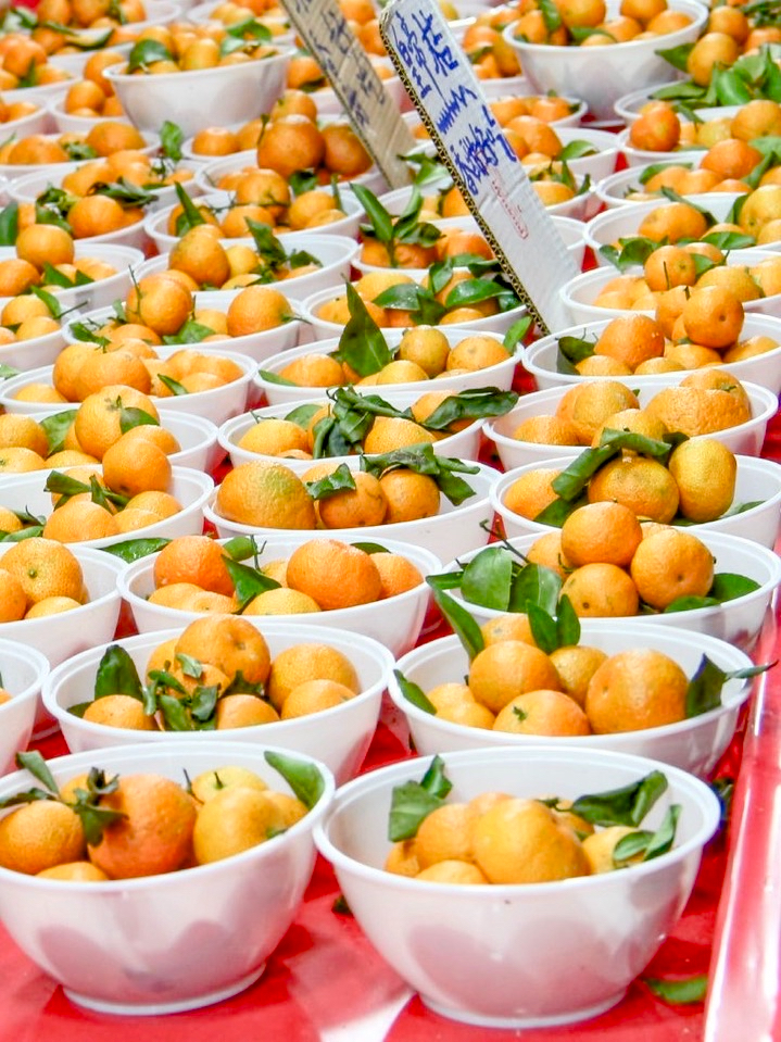 mandarin oranges at market